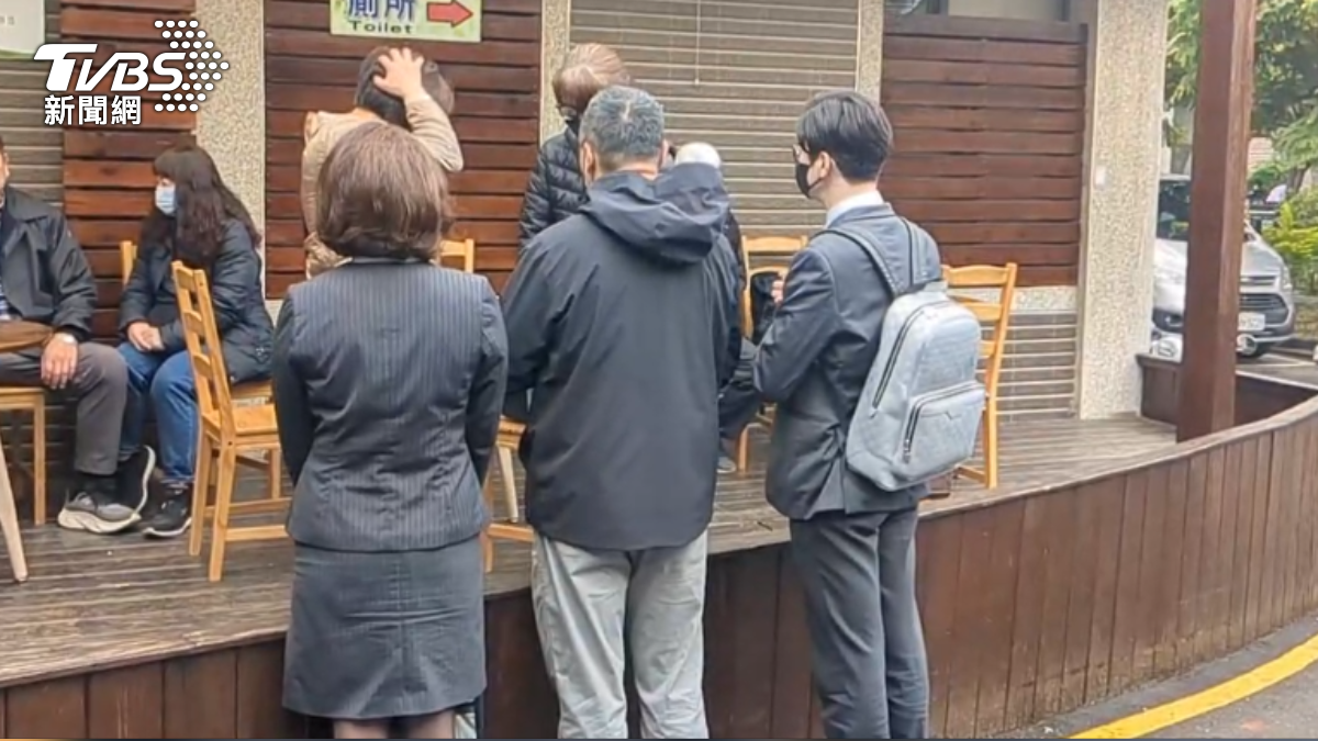 新光三越工作人員出面向家屬致歉。（圖／TVBS）