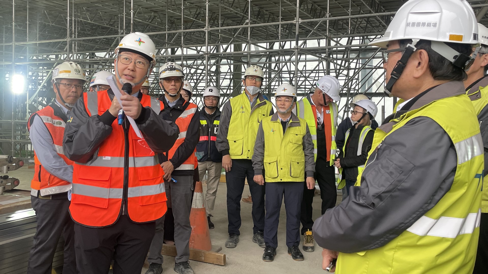 桃園機場第三航廈北登機廊廳預計今年啟用,交通部長陳世凱親臨工地視察並嘉勉團隊