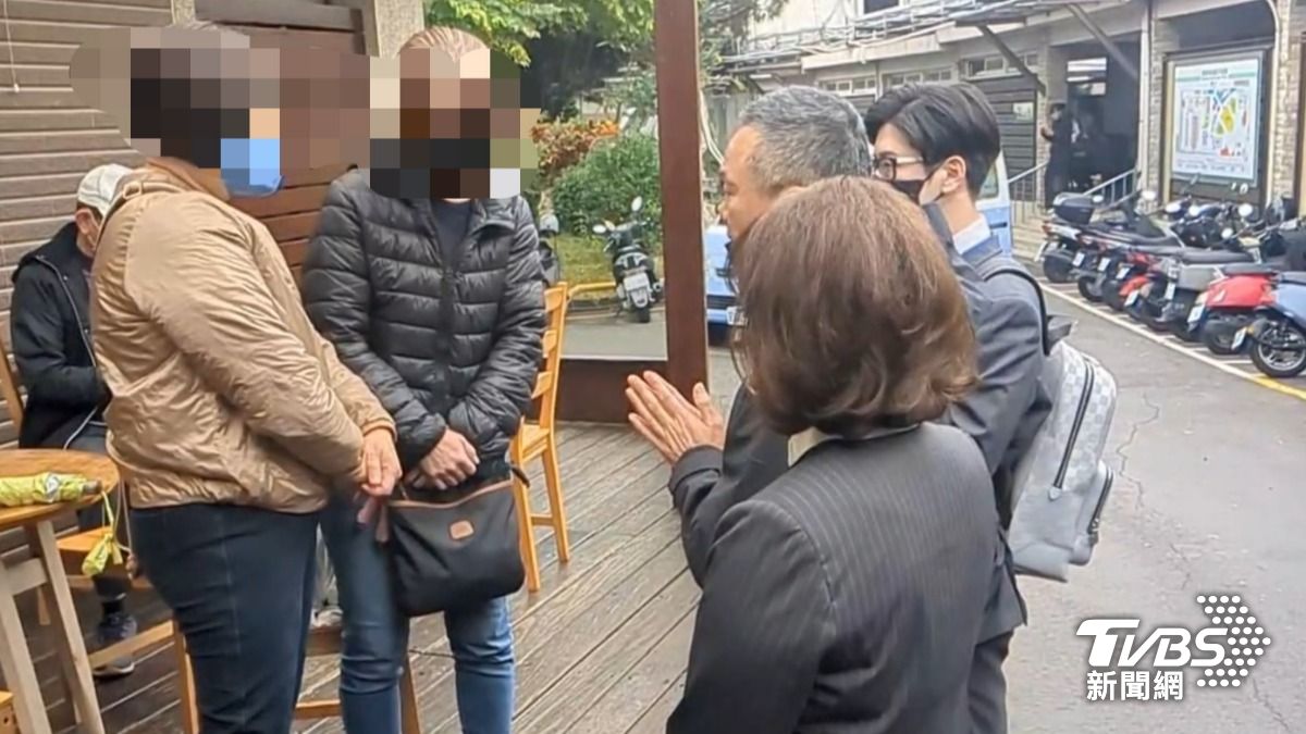 女樓管家屬控「派小女生監工」 台中新光三越店長赴殯儀館鞠躬道歉