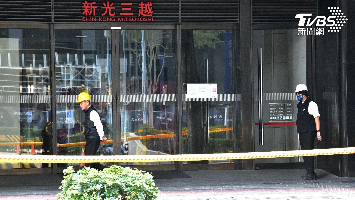 台中市新光三越百貨發生嚴重氣爆意外,今日持續進行廣場瓦礫清除作業。(圖/胡瑞麒攝)