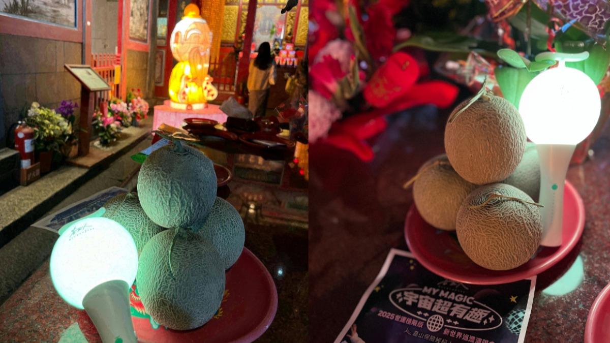 粉絲準備哈密瓜以及哈密瓜手燈拜月老,盼望能搶到告五人演唱會門票。(圖/歌迷提供)