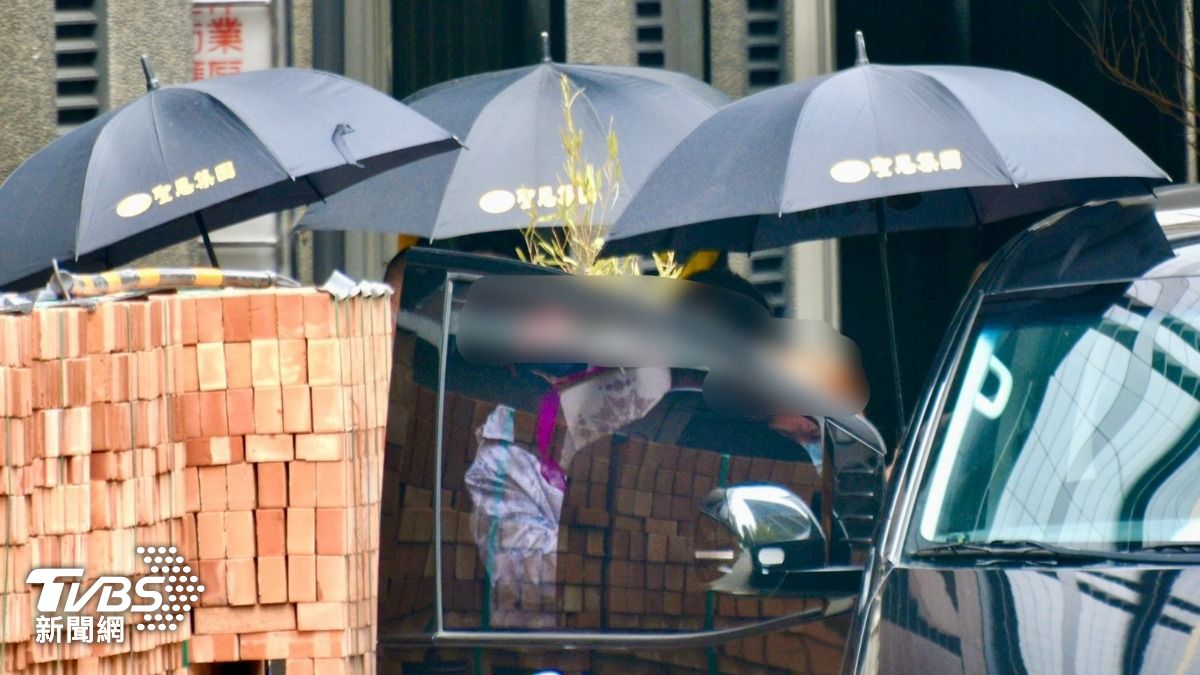 新光三越氣爆!男女樓管倒梯間亡 家屬返現場悲慟招魂