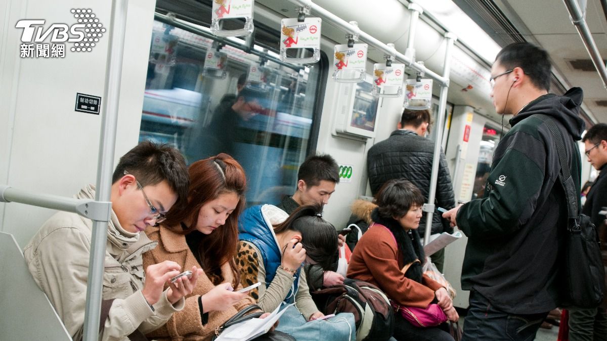 大人在地鐵上演搶座大戰，小孩目睹疑似出現心理創傷。（示意圖／達志影像shutterstock）