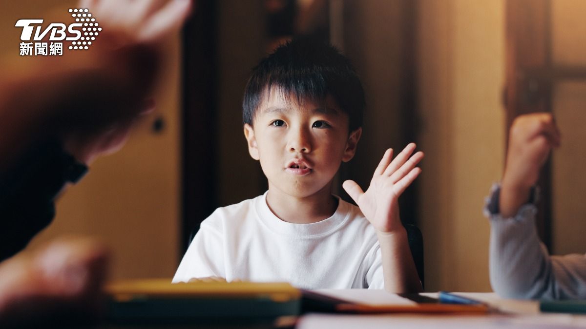 父母可以改變態度,以更正向的語氣向孩子談論數學。(圖/達志影像Shutterstock)