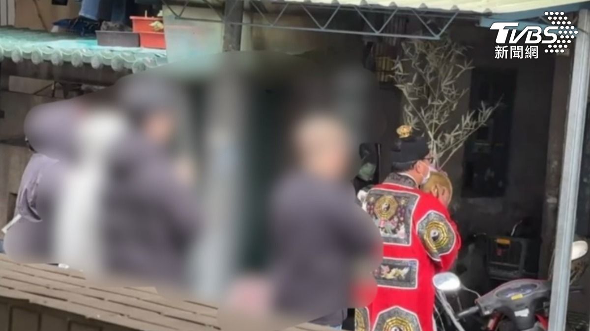 找到左營仙姑頭皮！兒雨中淚跪碎屍魔家招魂　擲8次筊才應允
