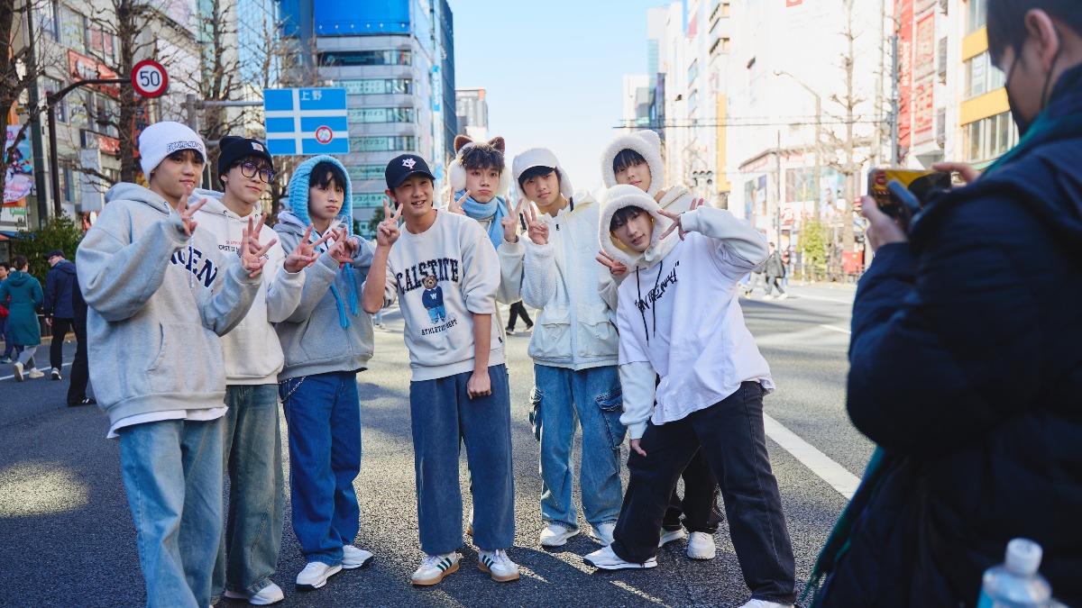 「F.F.O」赴日期間被粉絲認出求合照,親民的他們都來者不拒。(圖/踢帕娛樂提供)