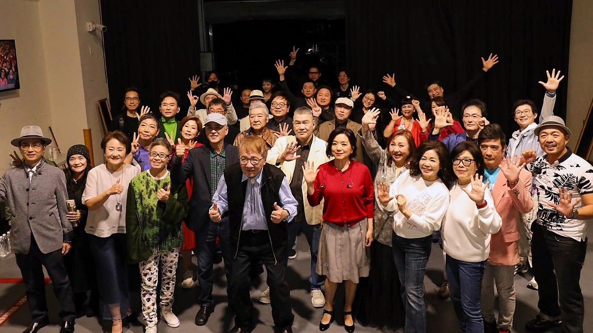 民歌群星開心在後台拍大合照留念。(圖/中華音樂人交流協會提供)