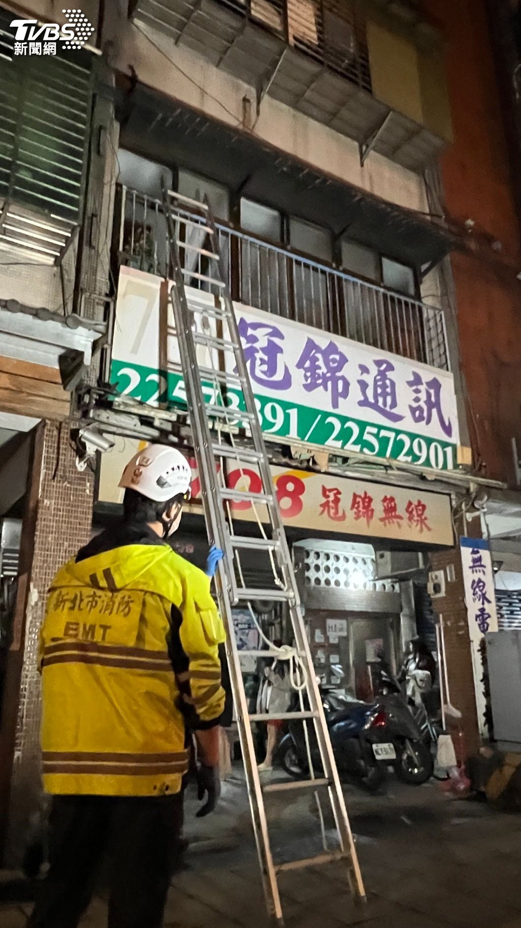 警消架梯進入2樓關閉瓦斯爐,並將老婦人帶到室外。(圖/陳冠宇攝)