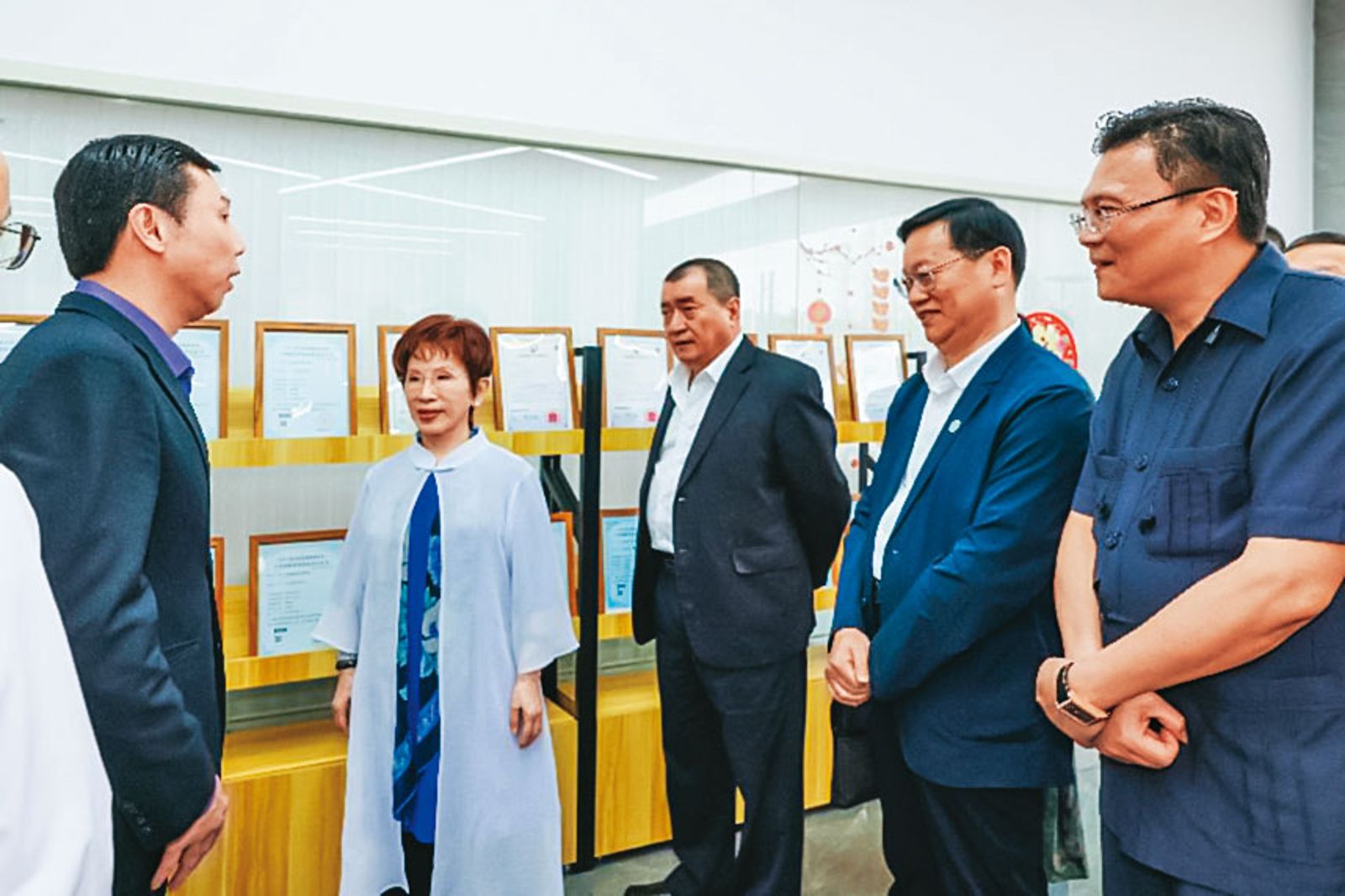 劉憲治(左1)在中國以廣東廣路科技總經理身分,向前國民黨主席洪秀柱(左2)、國台辦、統戰部官員簡報。(圖/翻攝百度)