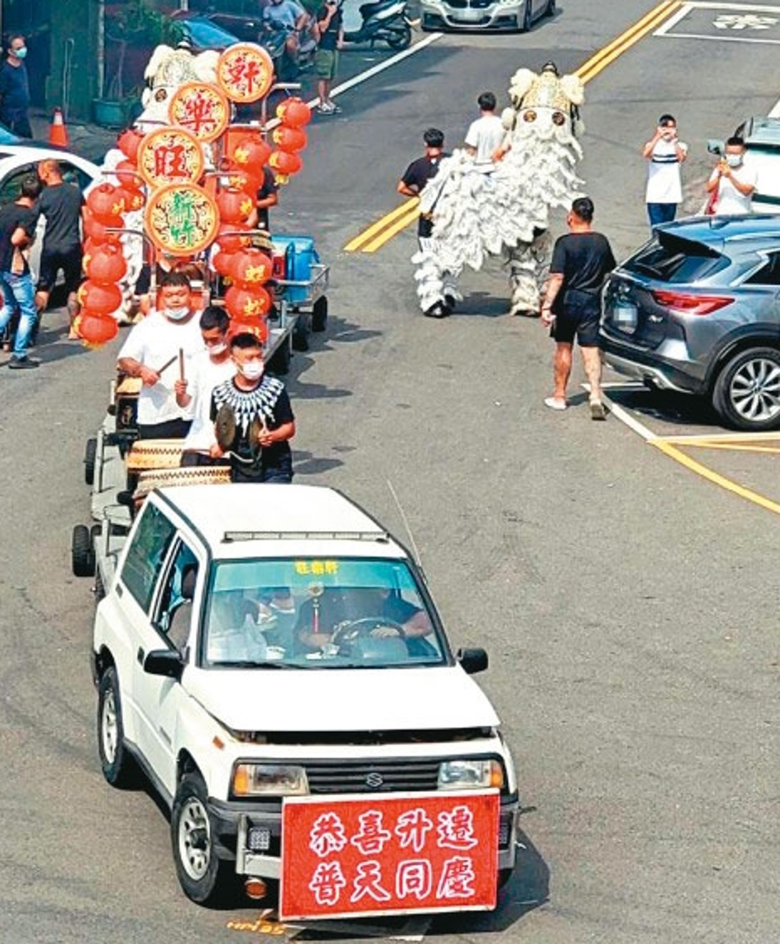 三環幫曾派佛祖車、蜈蚣陣、白舞獅挑釁警方,作風十分囂張。(圖/翻攝畫面)