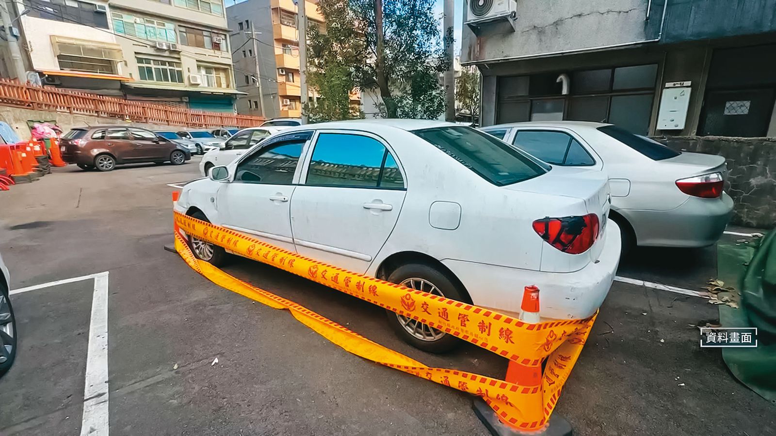 5名黑衣人殺害劉憲治後,坐上郭姓男子駕駛的白色轎車(圖)逃逸。(圖/鏡新聞提供)