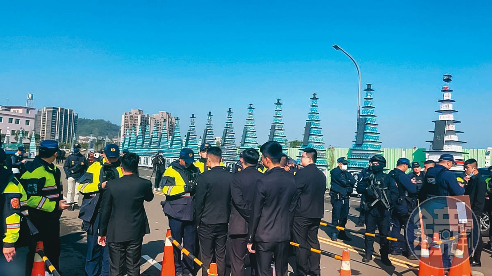 劉憲治的告別式本月4日在竹東舉行,警方出動逾百名人力維持秩序。(圖/讀者提供)