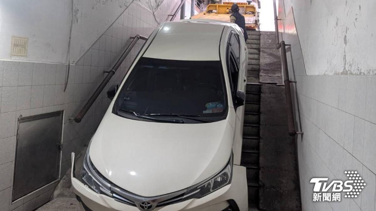 拖吊車疑操作失誤,車輛沒拉起來還又往下滑落。(圖/TVBS)