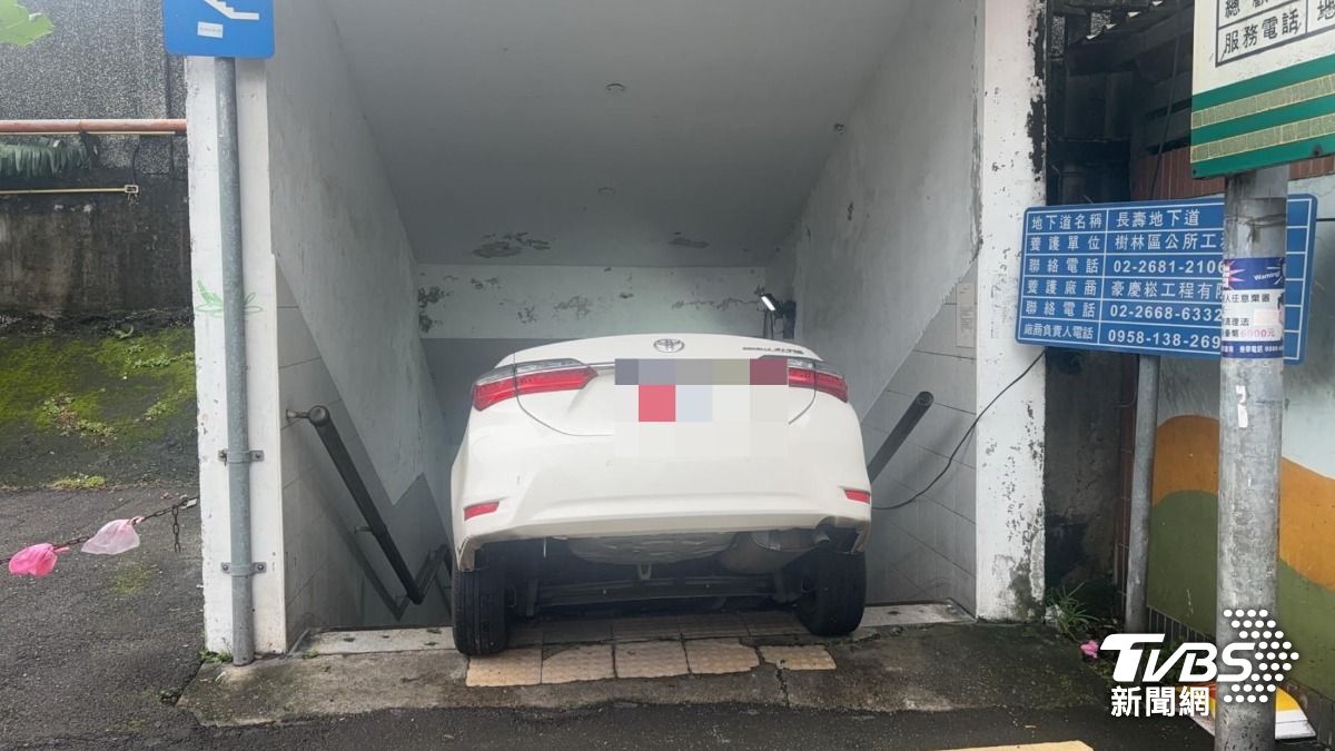 搶救反釀2次傷害!新北轎車卡地下道 拖吊失誤「整台滑落」