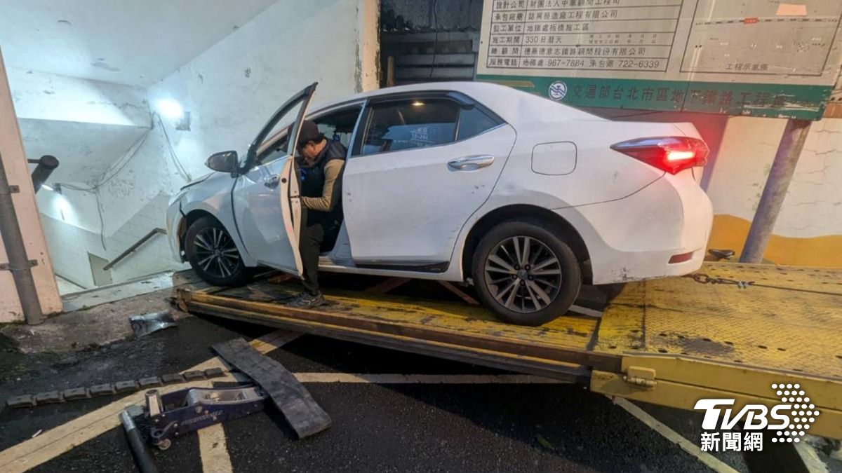 所幸拖吊業者最後還是將車輛拖出。(圖/TVBS)