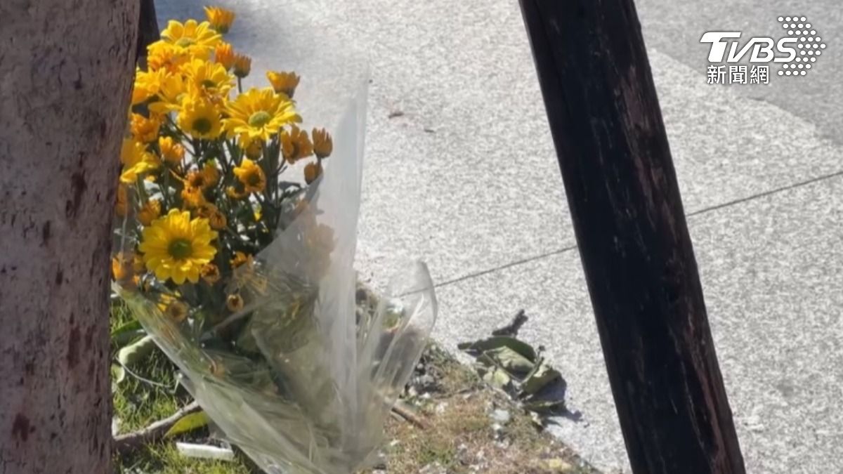 4死37傷悲劇!新光三越氣爆後2日 民眾放鮮花弔唁