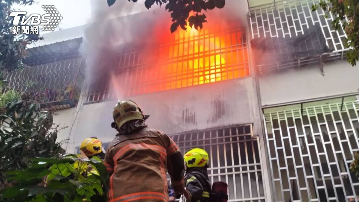 快訊/台南民宅恐怖火警!火舌濃煙狂竄 1家6口受困急送醫