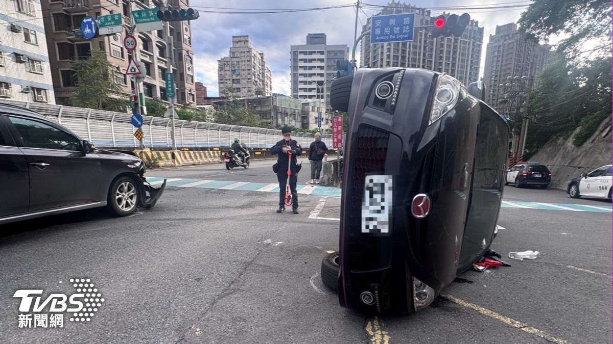 有片/搶快左轉遭直行車「撞到側翻」 拖吊竟倒退嚕再撞警車