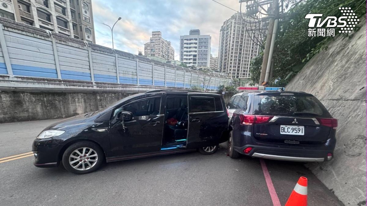王男車輛突然向後滑落撞上警車。（圖／TVBS）