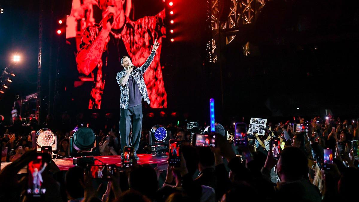 主唱亞當開心走到延伸台,和粉絲近距離互動。(圖/Live Nation Taiwan提供)