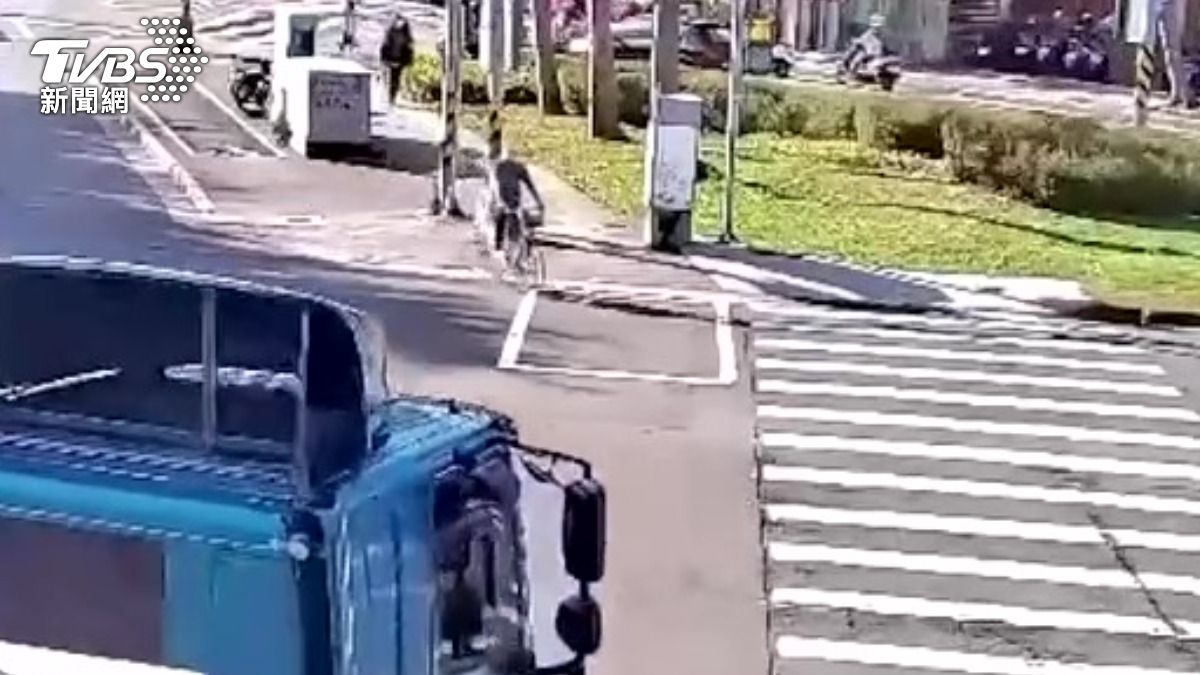 砂石車右轉輾過死者對街騎士目睹嚇到。（圖／TVBS）