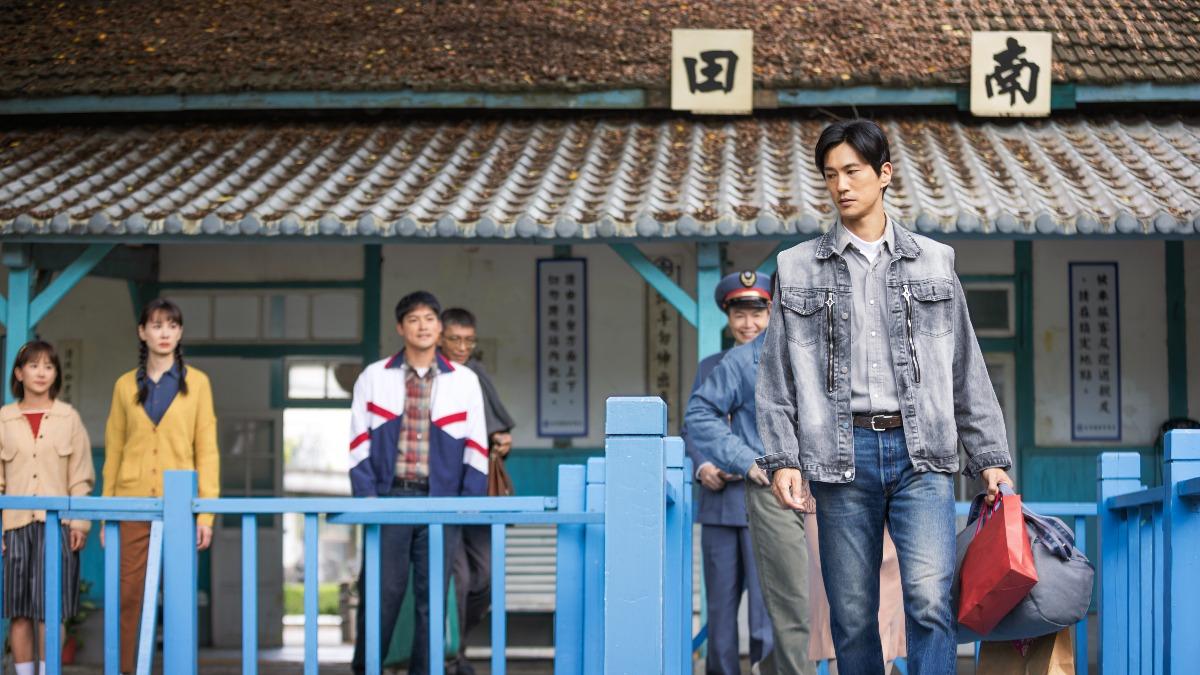 鍾承翰劇中將再次離開小鎮北上工作,眾人離情依依的送別。(圖/公視台語台、華視提供)