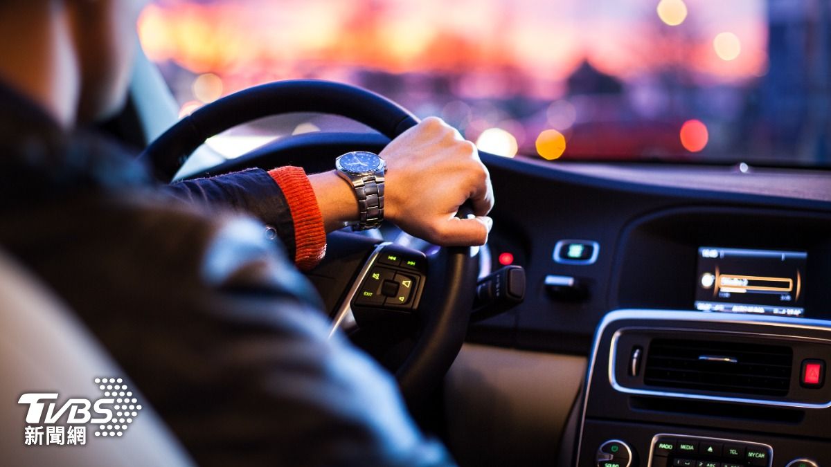 經過公墓車上自動播《大悲咒》！駕駛嚇壞關不掉　內行揭原因