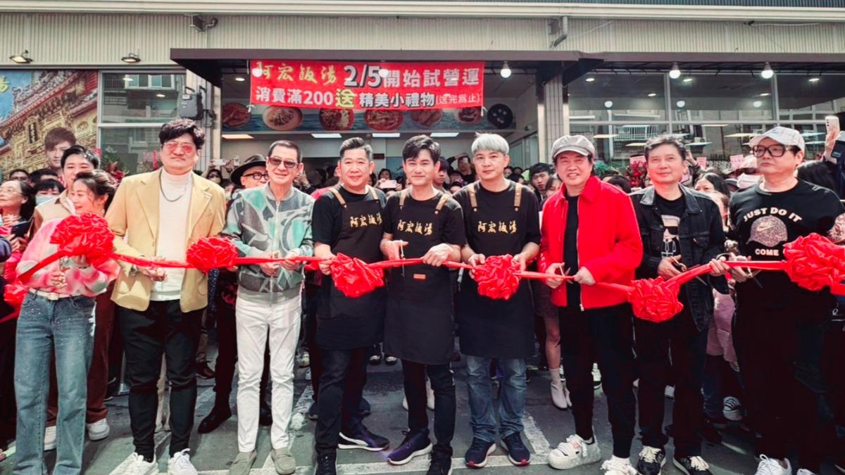 林姍(左起)、楊哲、蔡小虎以及康康(右三)等人替吳俊宏高雄新店剪綵。(圖/豪記唱片提供)