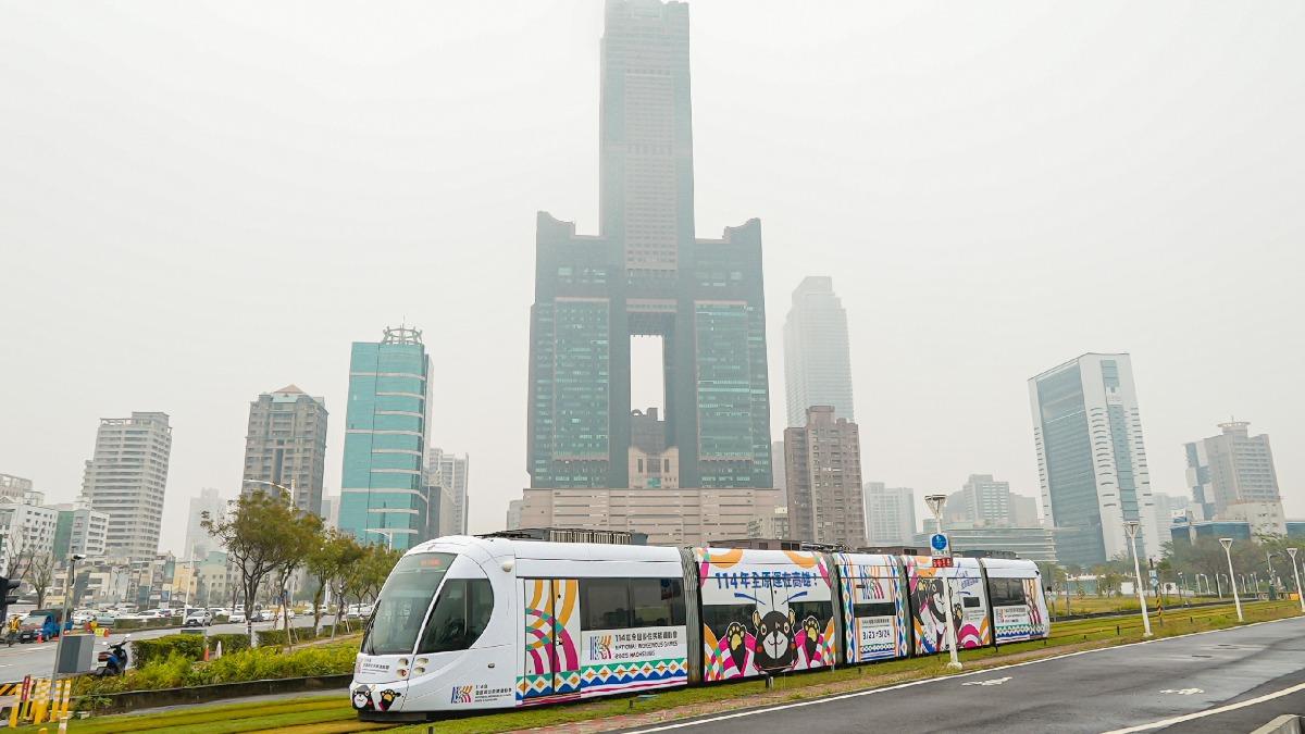 全原運輕軌彩繪列車登場,歡迎民眾打卡參加抽獎活動。(圖/高雄市運發局提供)