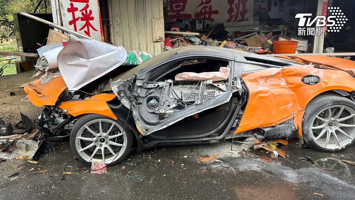 台3線失控暴衝!1700萬麥拉倫撞進民宅 整台毀爛畫面曝