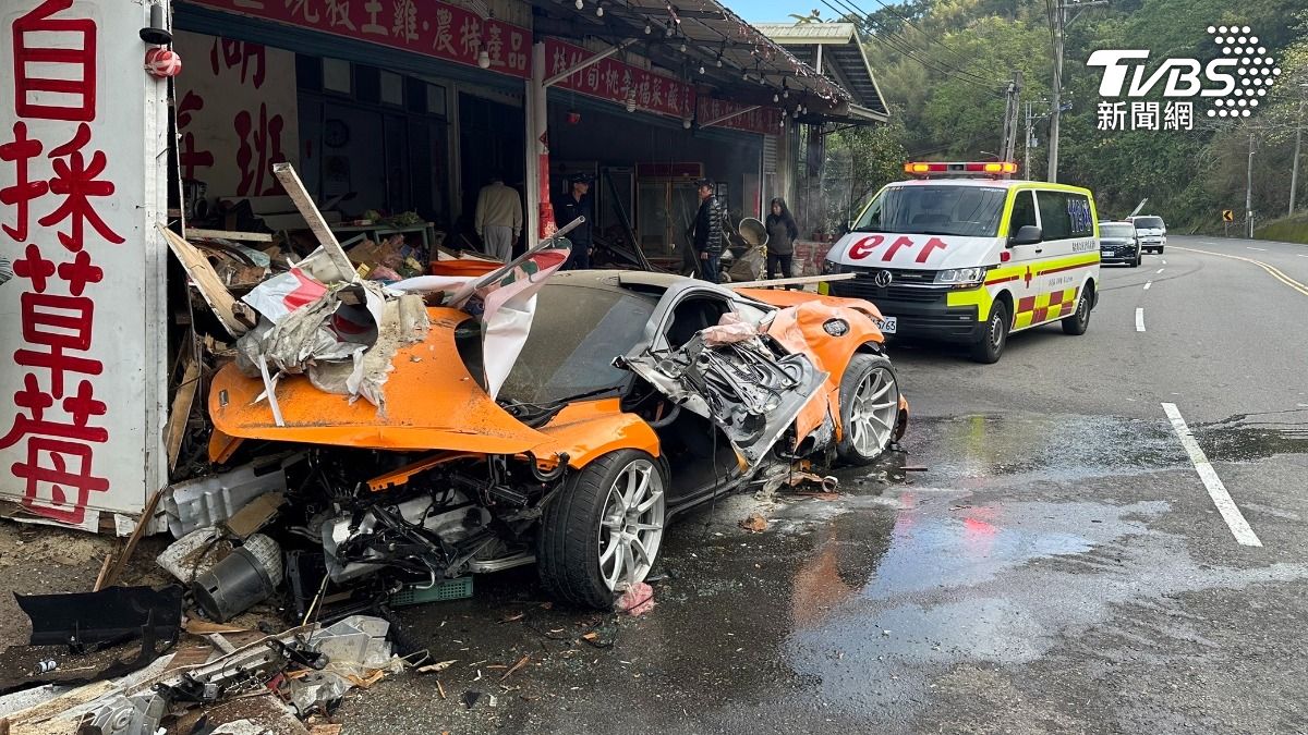 麥拉倫跑車整輛嚴重毀爛,駕駛僅輕傷。(圖/TVBS)