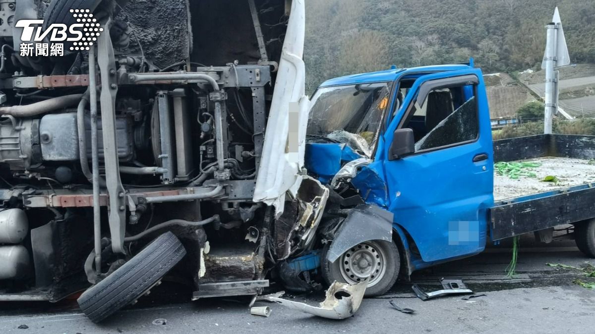 過彎失控逆向衝撞小貨車!17人巴士翻覆 2外籍客受傷