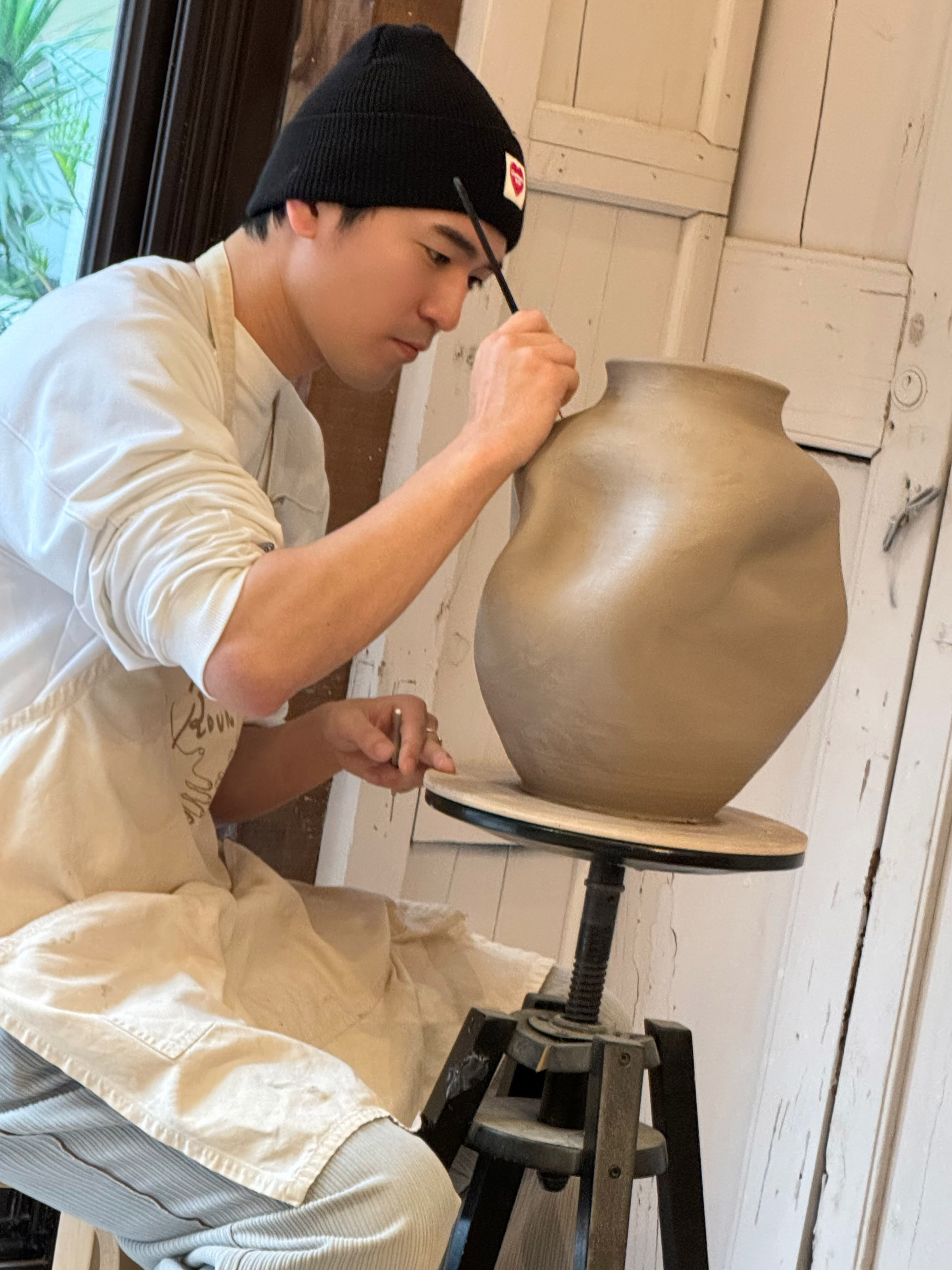 涂善存專注在陶土上簽名。(圖/佳葳娛樂提供)
