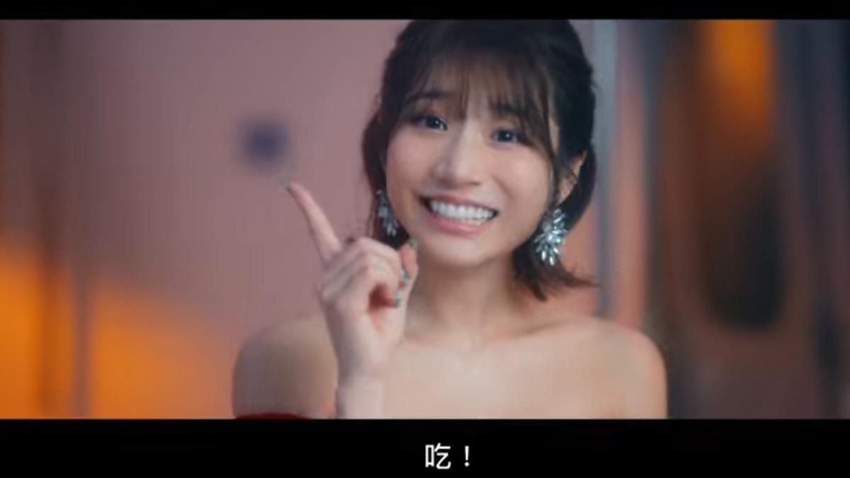 河北彩伽拍攝麻將桌廣告。(圖/翻攝自輝葉良品YT頻道)