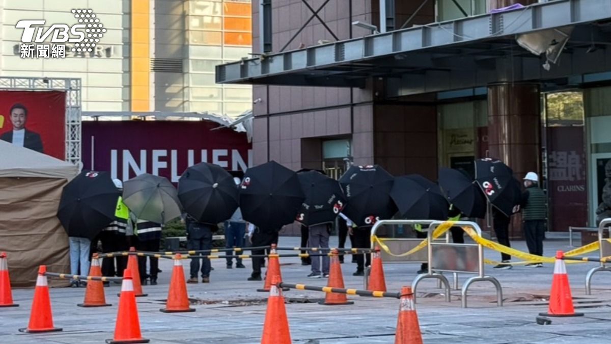 新光三越氣爆釀4死，澳門一家人的家屬今日進行招魂儀式。（圖／陳祁攝）