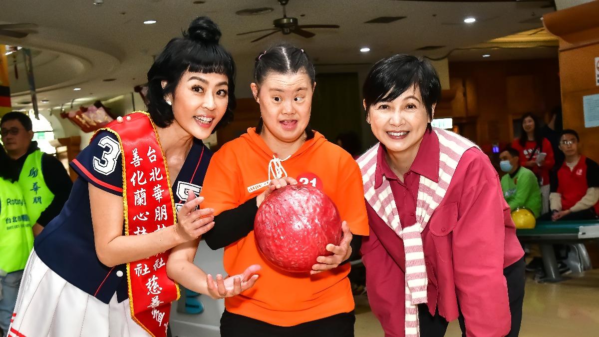 唐玲(左)、TVBS新聞台新聞部副總經理詹怡宜(右)一起出席公益活動。(圖/台北華朋扶輪社提供)