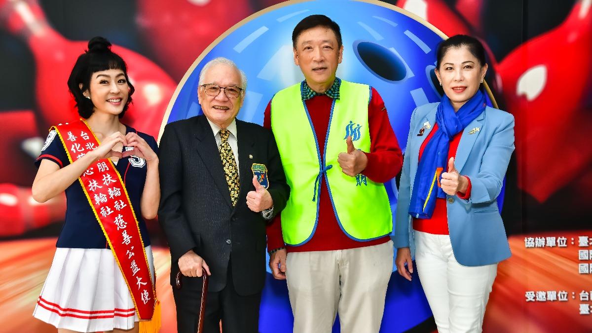 唐玲(左一)宣傳抗癌知識不遺餘力。(圖/台北華朋扶輪社提供)