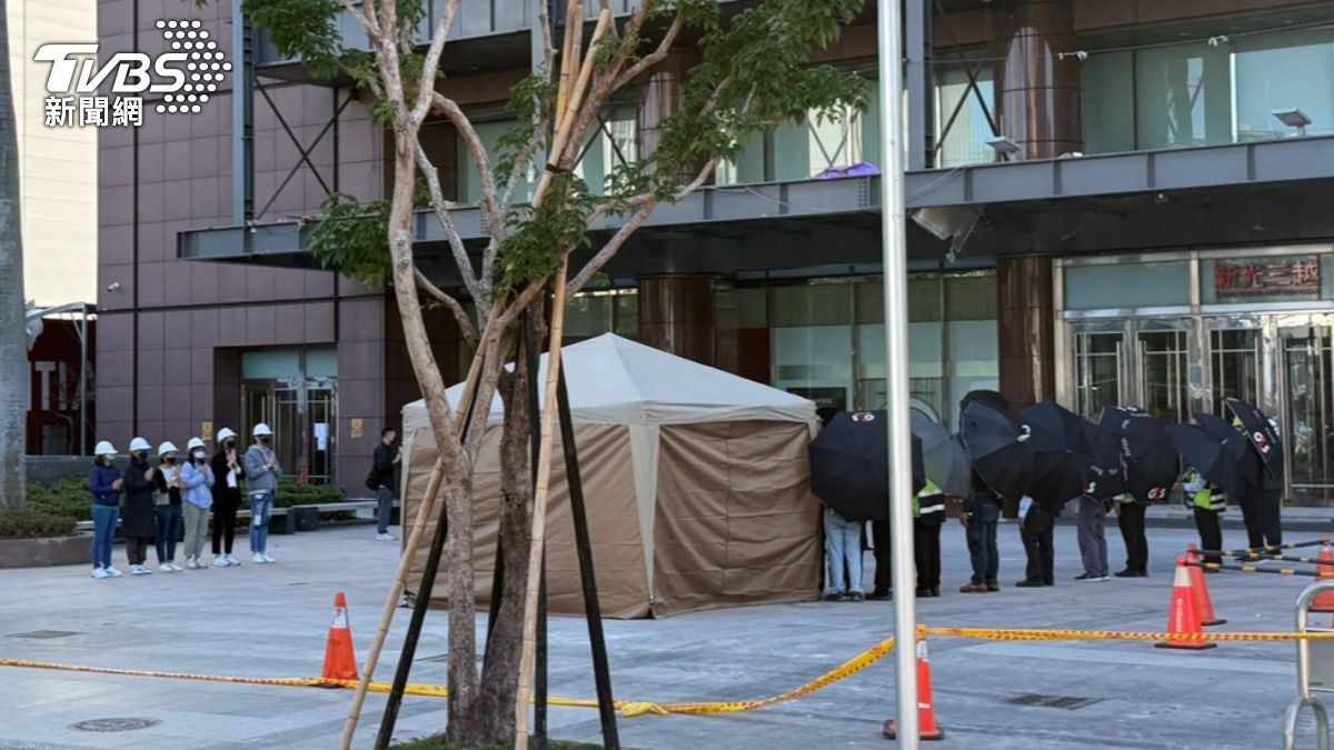新光三越氣爆釀4死,澳門一家人的家屬今日進行招魂儀式。(圖/陳祁攝)
