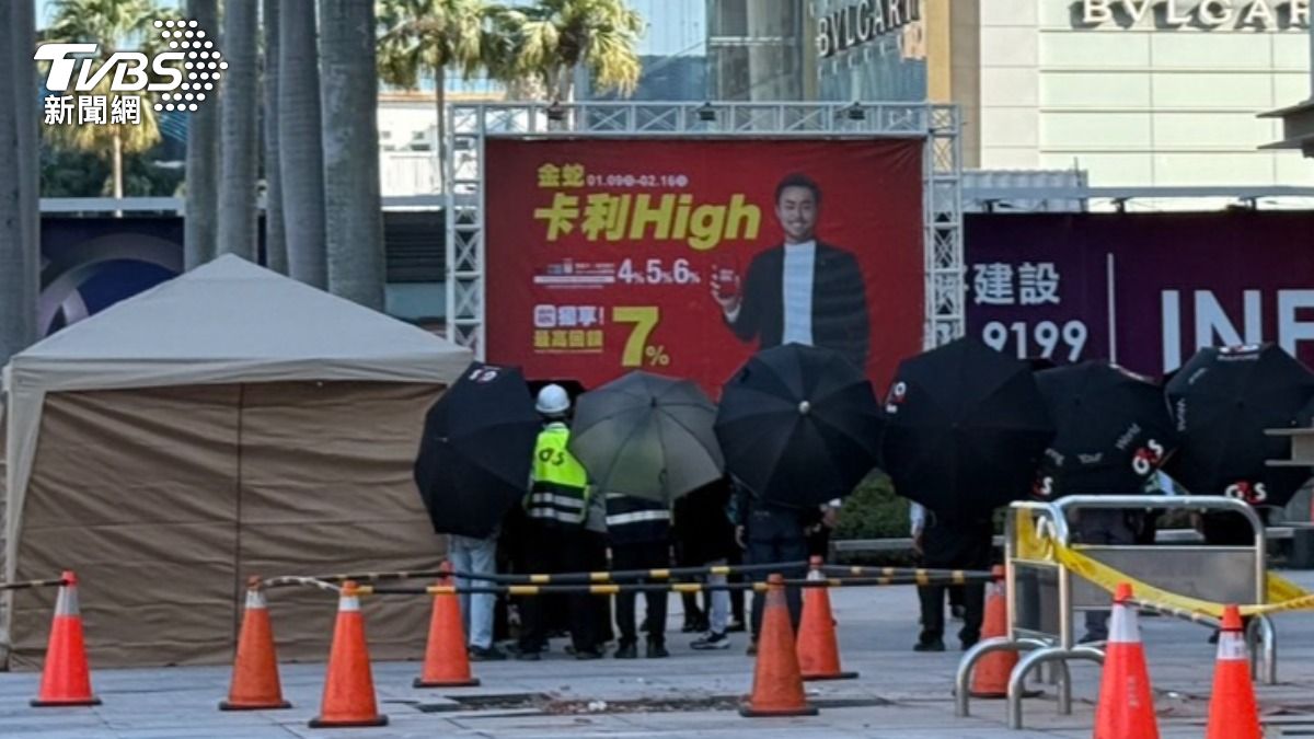 新光三越氣爆釀4死,澳門一家人的家屬今日進行招魂儀式。(圖/陳祁攝)