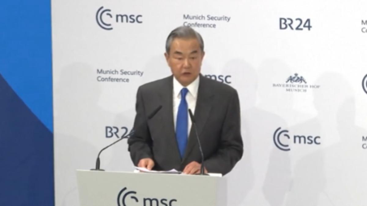 大陸外長王毅在德國慕尼黑論壇上發表專題演講，表示尊重各國的主權和領土完整，所以各國應該支持中國實現完全統一。（圖／CCTV+）