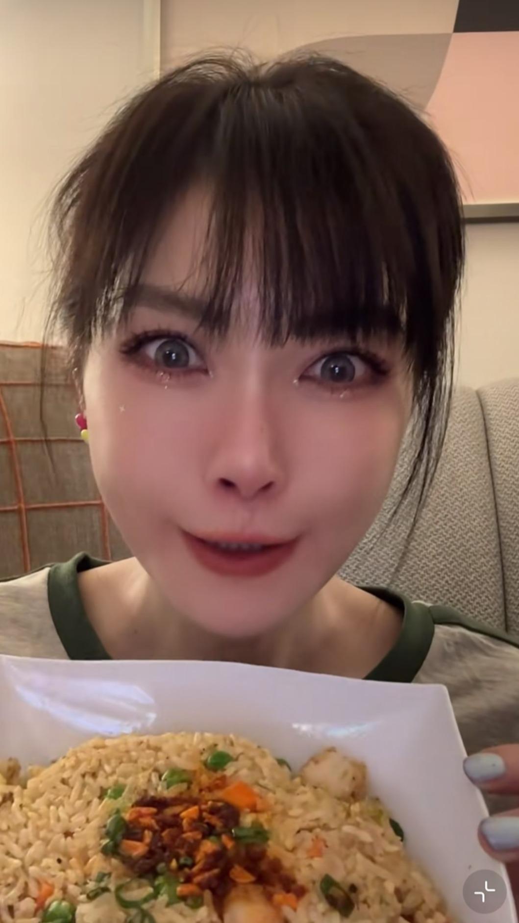 謝金燕曬出比臉還大的炒飯,笑說細嚼慢嚥是飲食重點。(圖/翻攝自謝金燕小紅書)