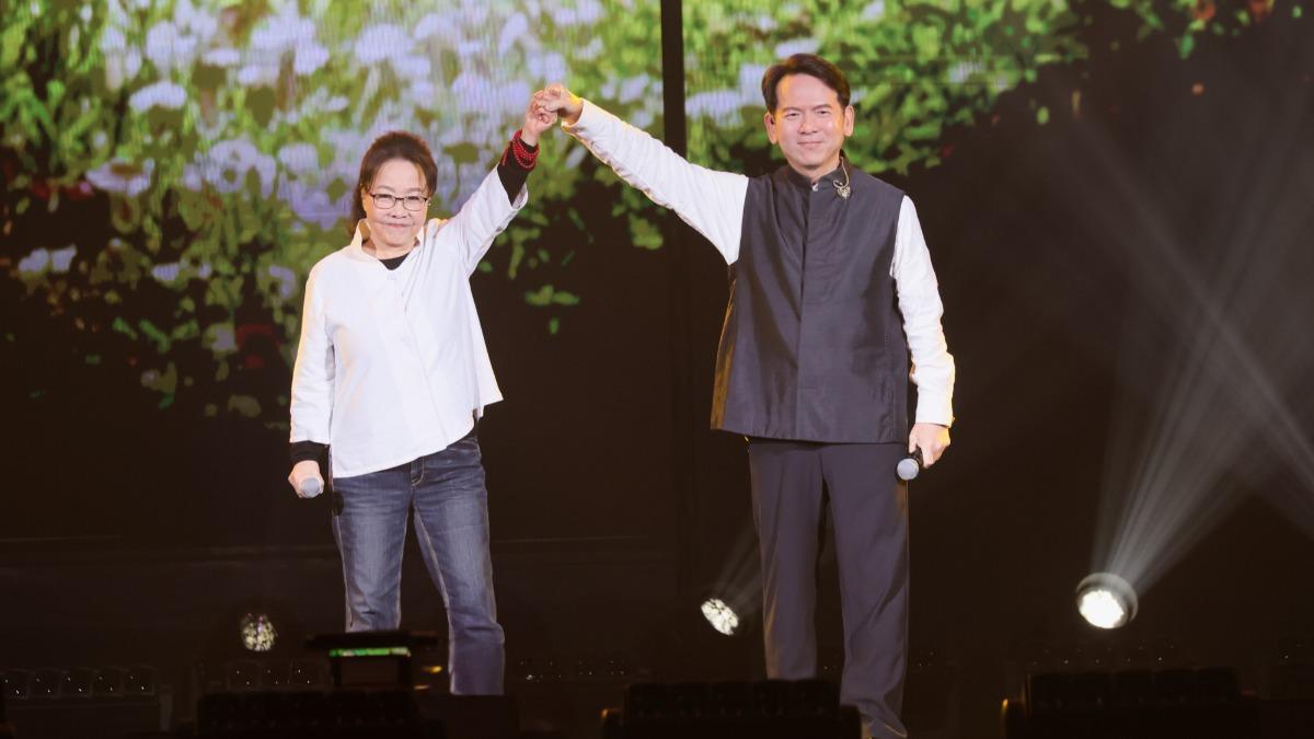 王力宏表舅李建復(右)和楊祖珺在民歌五十演唱會合體演唱。(圖/中華音樂人交流協會提供)