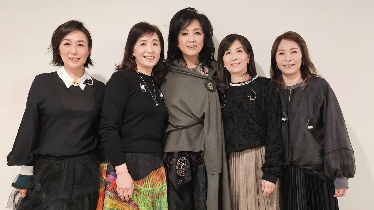 黃韻玲(左起)、英秀青、齊豫、張瑞薰、王文珍合唱〈一條日光大道〉。(圖/中華音樂人交流協會提供)