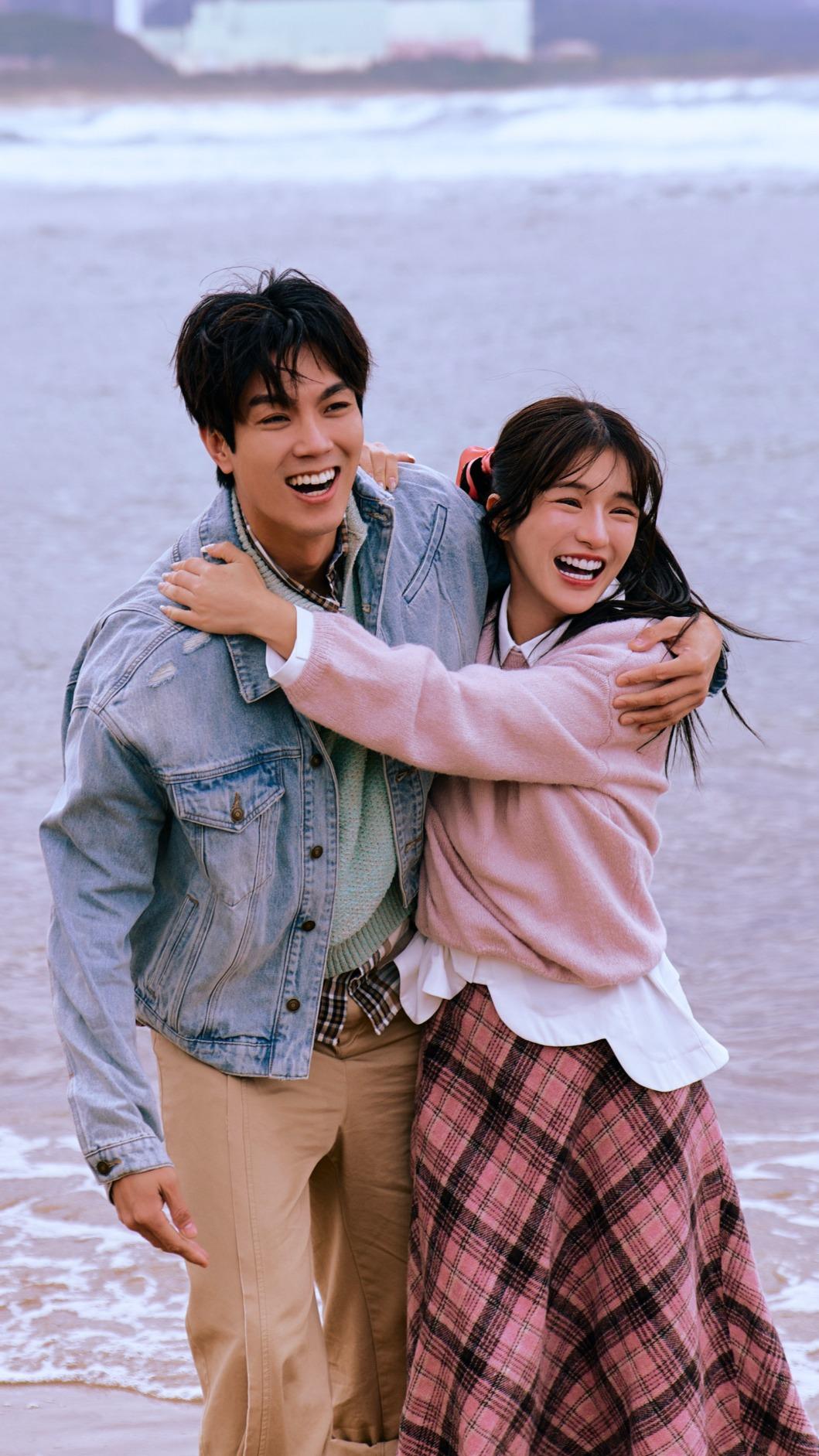 兆群和啦啦隊女神林岱縈在海邊上演浪漫約會。(圖/拾光飛翔娛樂工作室提供)