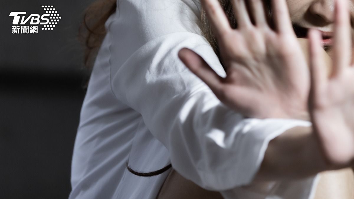 前女友變弟媳還懷孕!大馬男突心癢 笑拉進房「摀口鼻侵犯」