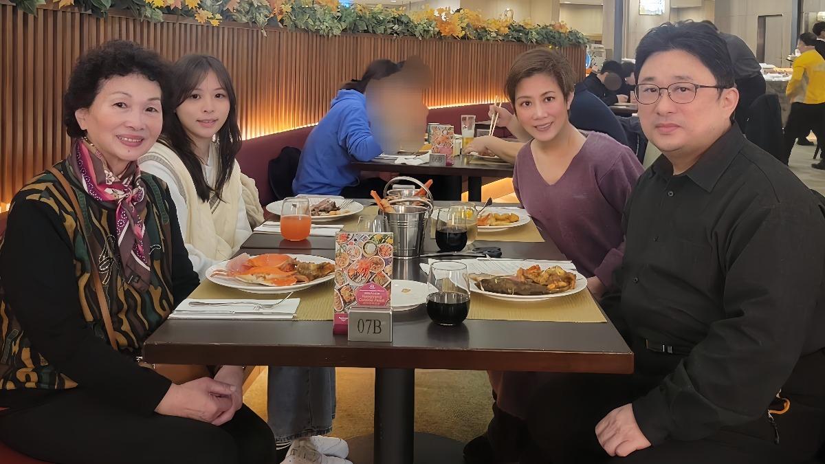 小彤日前與婆婆、女兒和老公聚餐。(圖/馬可孛羅公關提供)