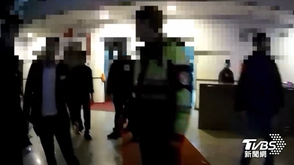 警方到場時現場僅剩4人。(圖/TVBS)