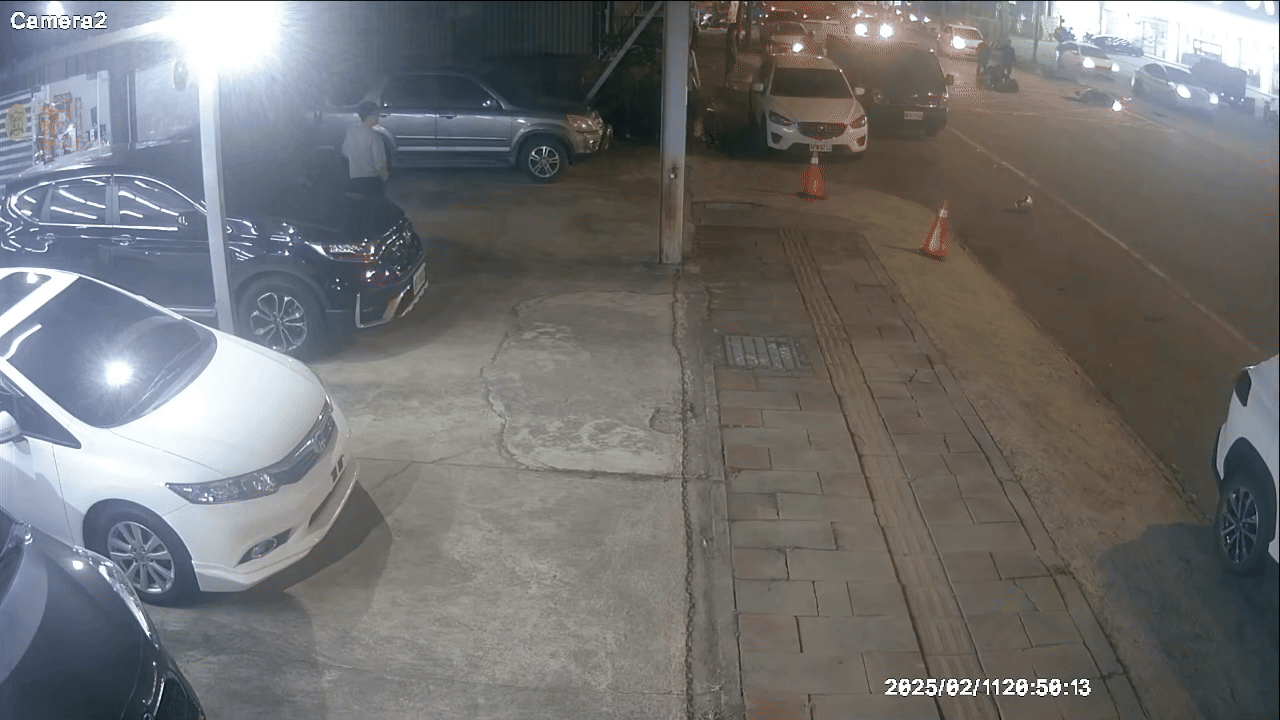 老翁疑似精神狀況不佳，向前衝壓過倒地的機車騎士。（圖／TVBS）