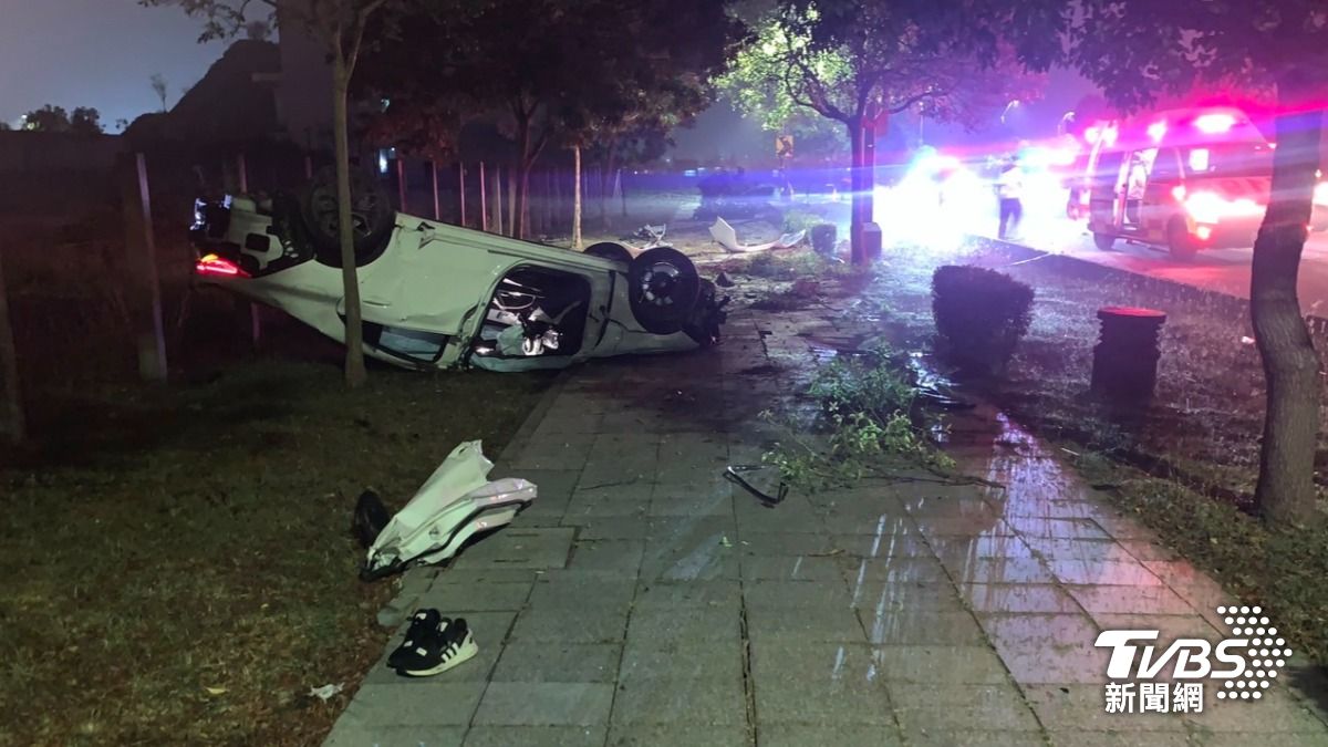 4人連人帶車自撞路燈又撞斷一旁路樹,車輛翻覆滑行將近50公尺後停下。(圖/TVBS)
