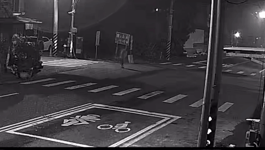 老婦拄著拐杖獨自外出，被一名行經路口的汽車撞上。（圖／TVBS）